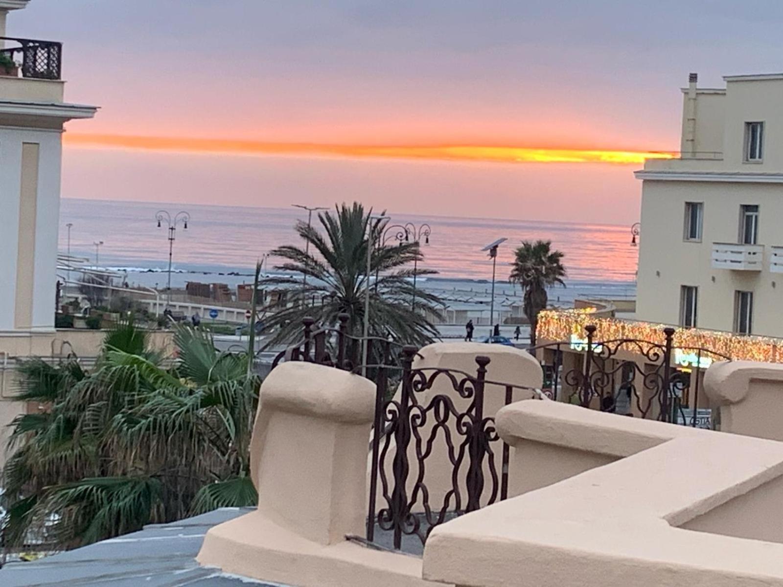 Rome, Beautiful Apartment In A Vintage Building Lido di Ostia Esterno foto