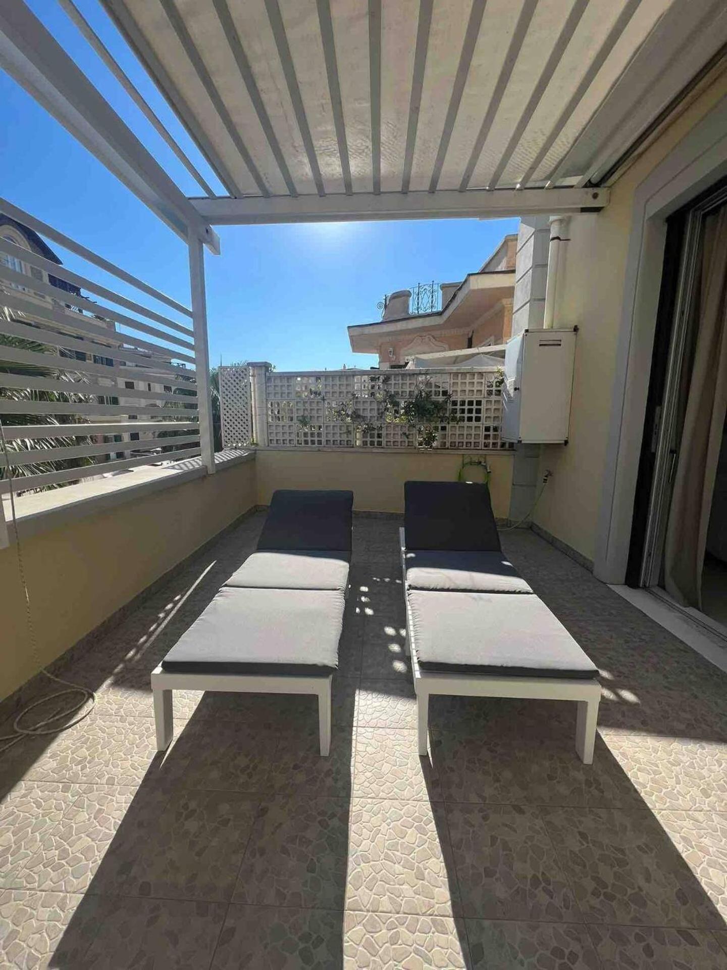 Rome, Beautiful Apartment In A Vintage Building Lido di Ostia Esterno foto